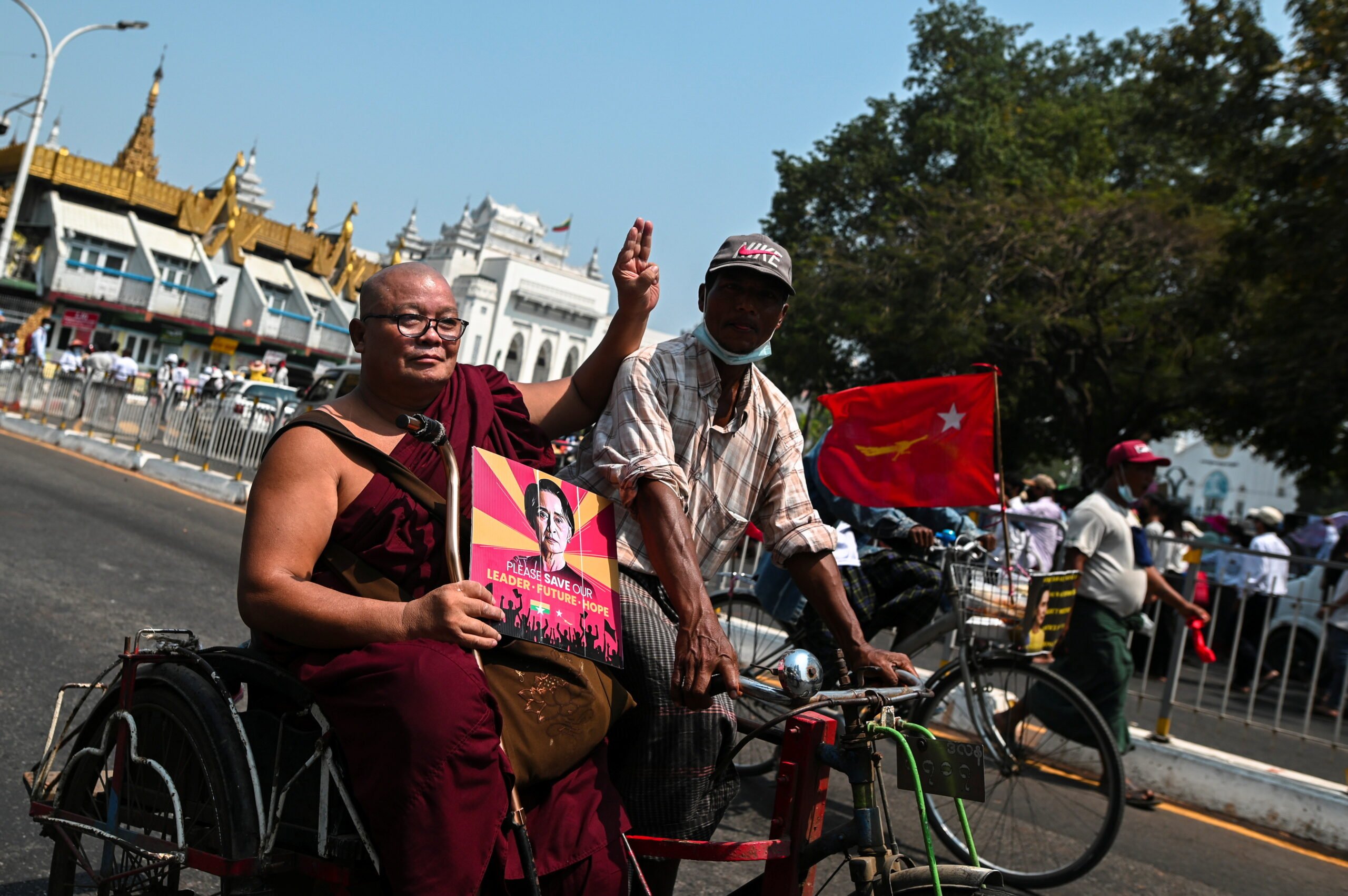 Буддийский монах выступает против хунты во Мьянме