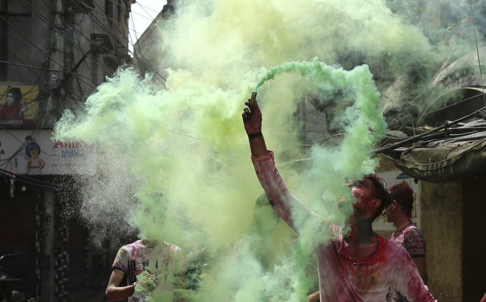 Индийцы празднуют Холи, несмотря на рост заражения вирусом