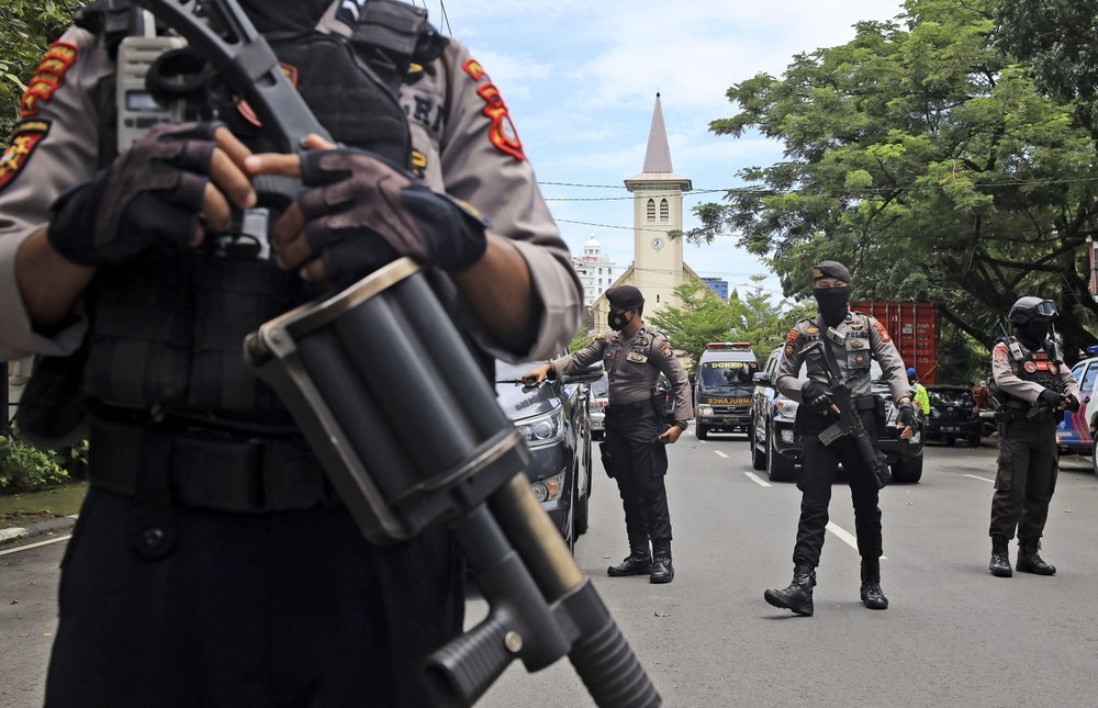 Террорист-смертник взорвался у католического собора в Индонезии
