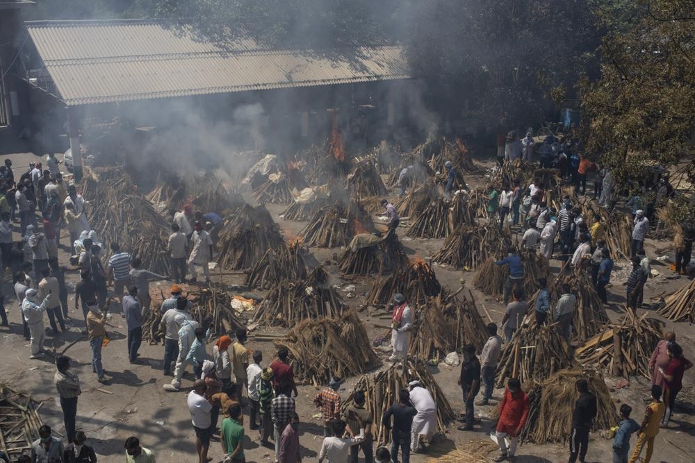 Коронавирус «заглатывает» людей в Индии - крематории переполнены