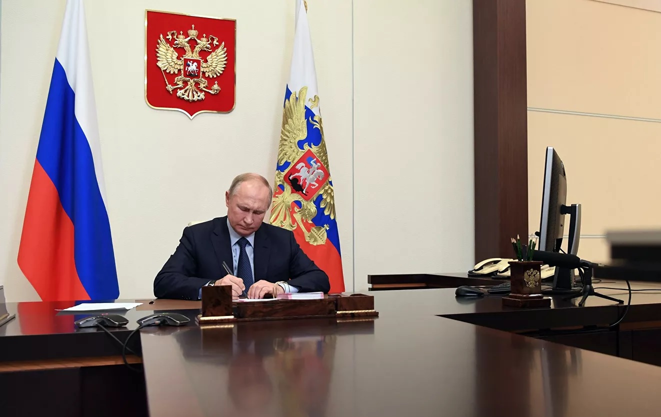 Путин подписал закон о переаттестации духовенства