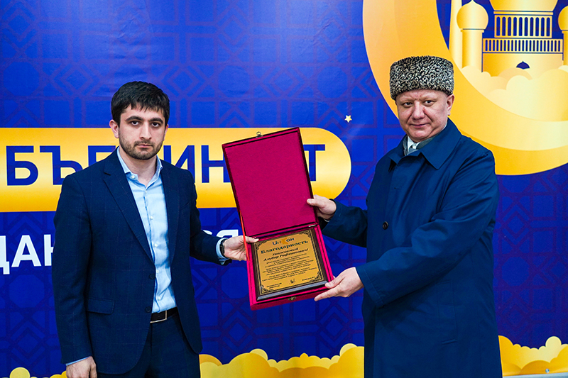 Муфтий Крганов обеспечил коллективный ифтар в Махачкале