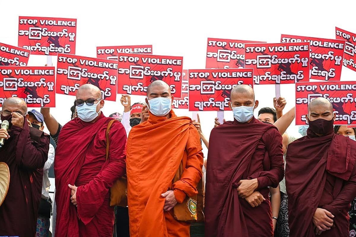 Буддийские монахи разделились из-за событий в Мьянме