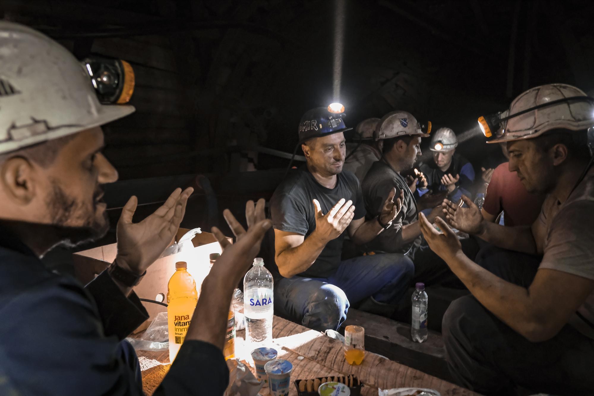 Подземный ифтар шахтеров-мусульман в Боснии | Фоторепортаж