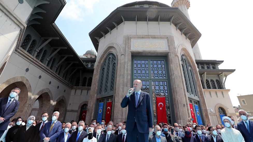 Эрдоган открыл "мечеть победы" на площади Таксим в Стамбуле