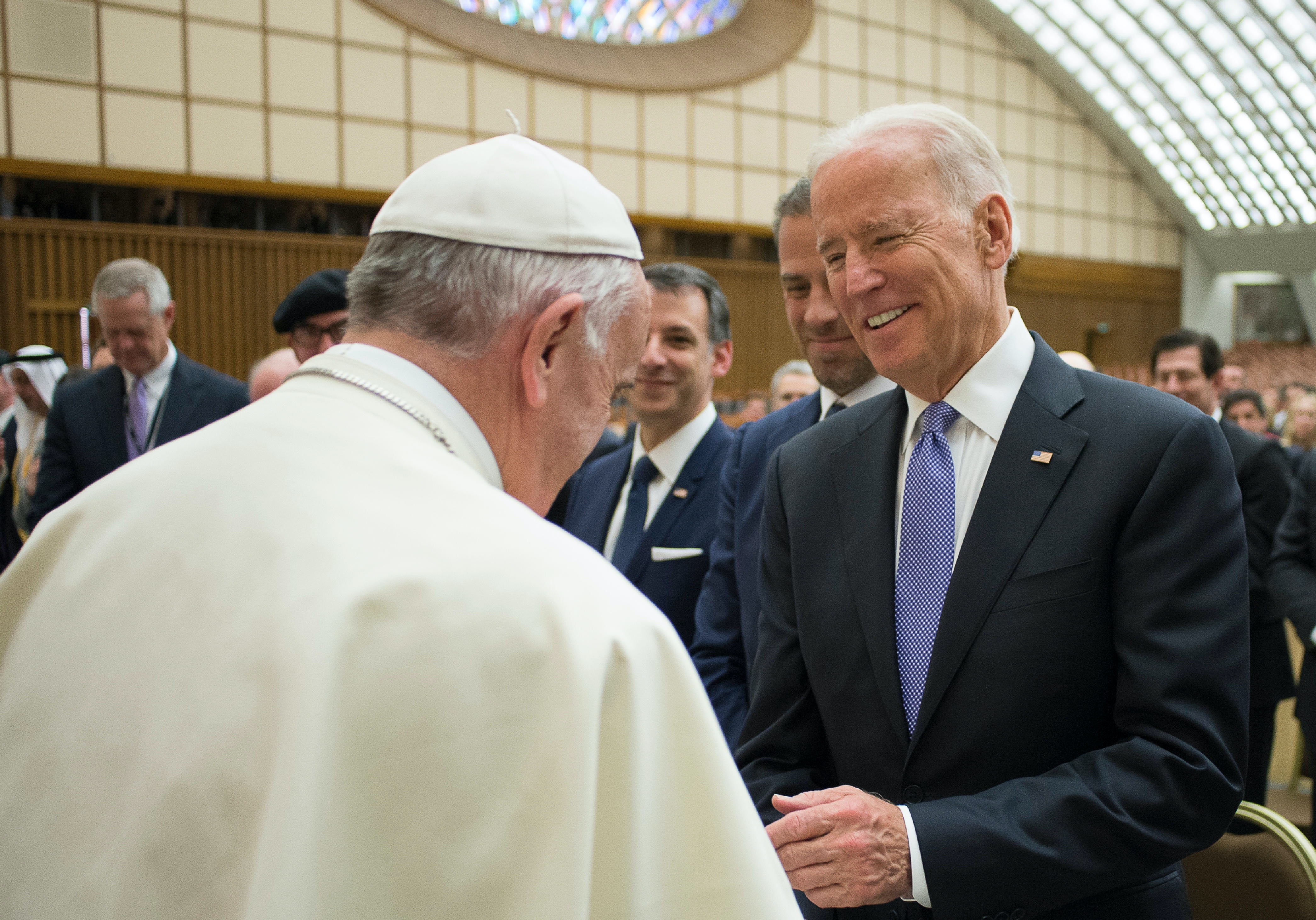 Назревает конфликт епископов США с Ватиканом из-за Байдена