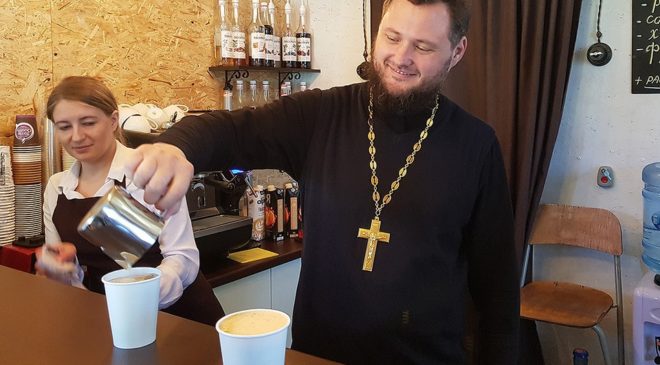 "Душевный разговор": батюшка-бариста открыл кофейню при храме