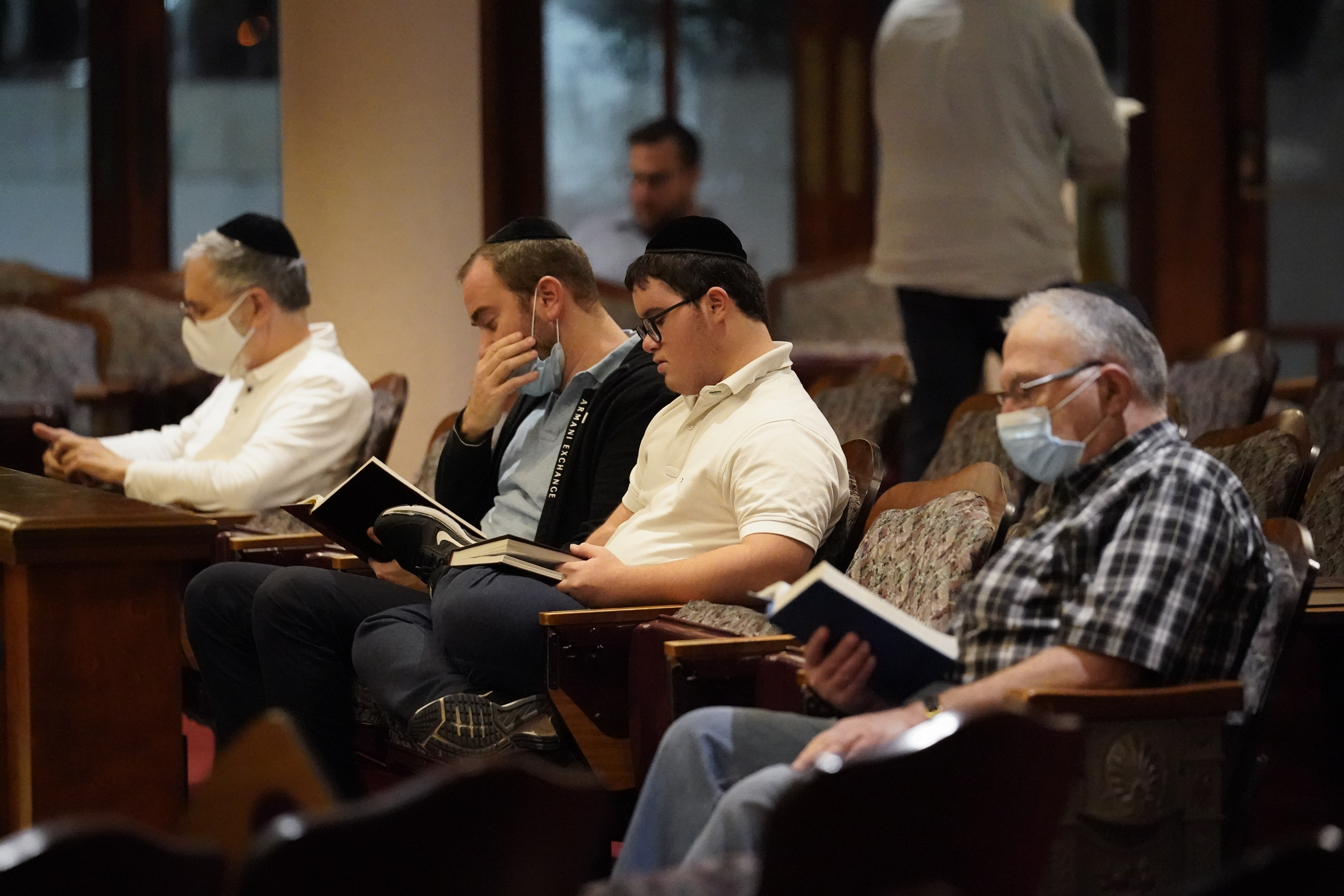 Еврейская община молится о чудесах после обрушения дома