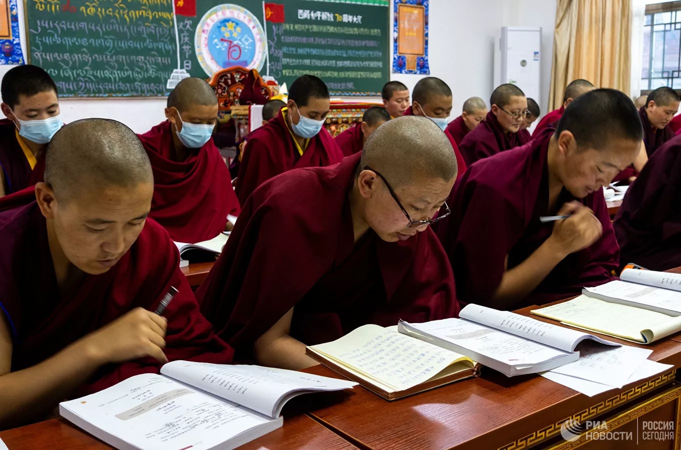 Чему на самом деле учат тибетских монахов коммунисты в Китае