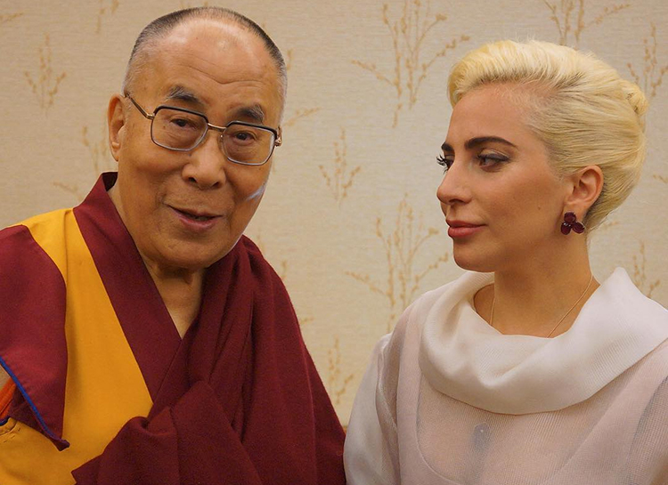 Далай-лама может переродиться в теле женщины "в свободном мире"