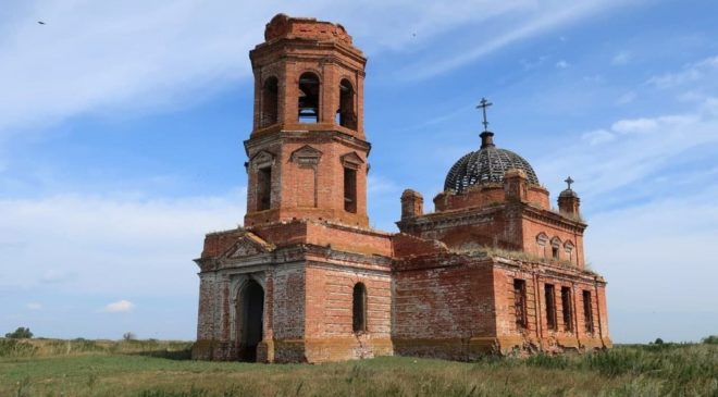 В Татарстане старинный храм превратили в коровник