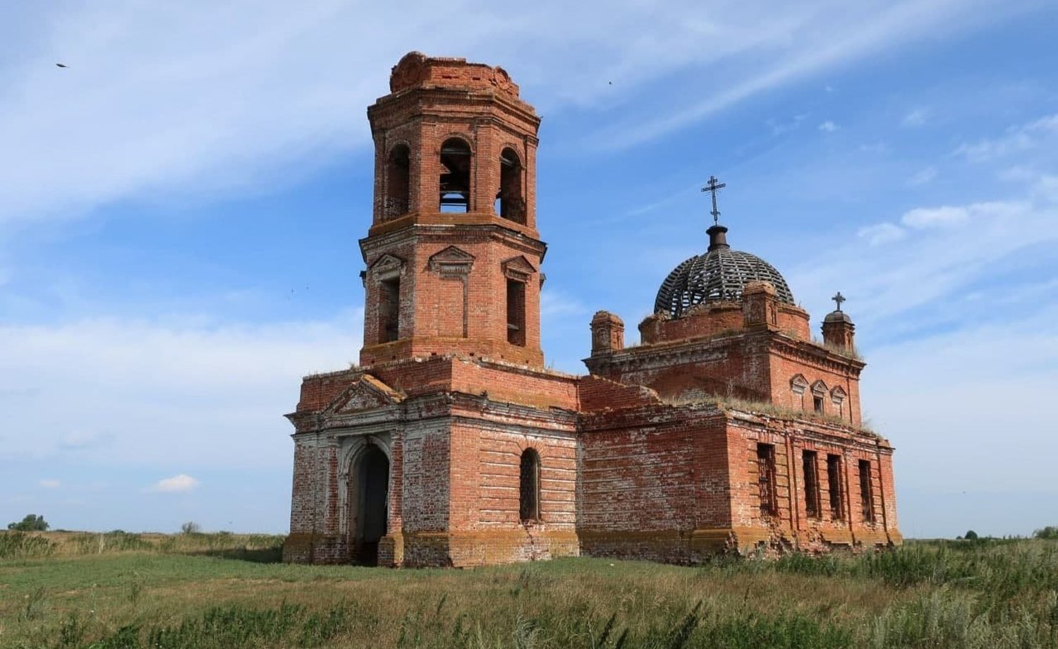 В Татарстане старинный храм превратили в коровник