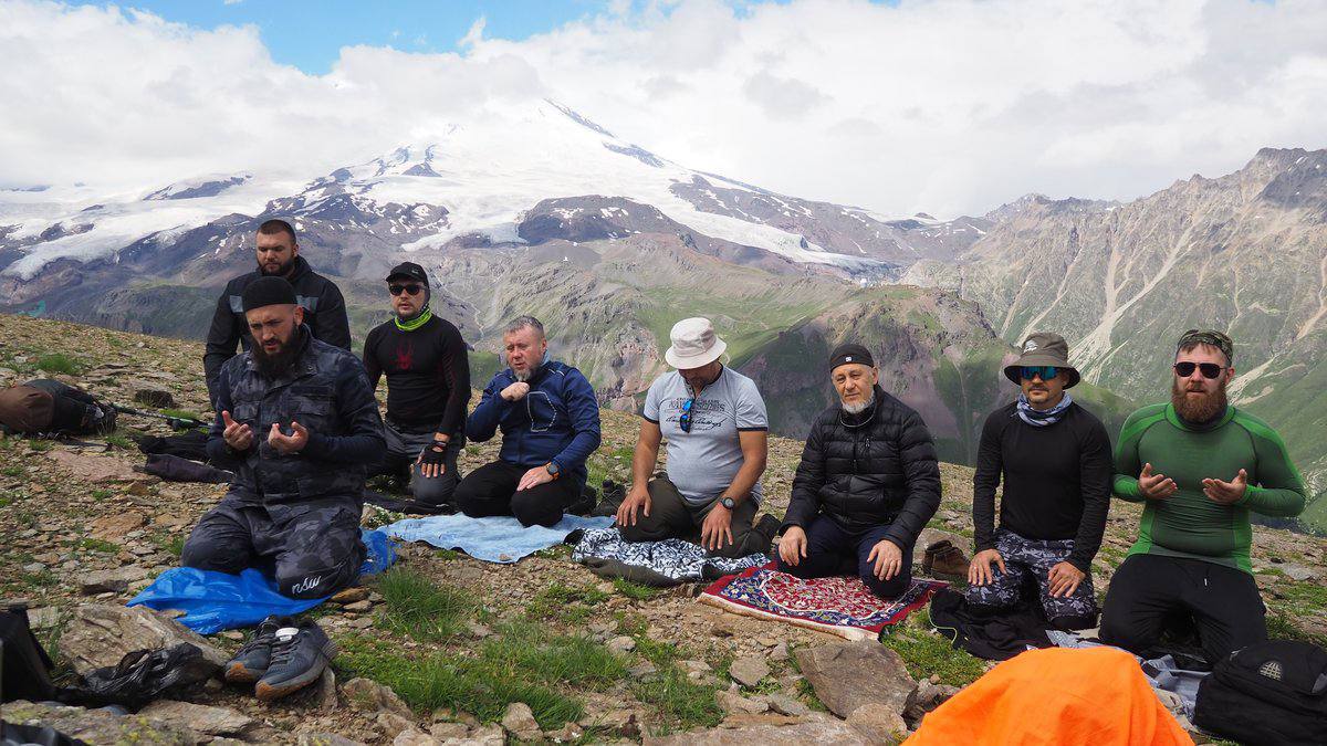 Верующие альпинисты - христиане и мусульмане взошли на Эльбрус