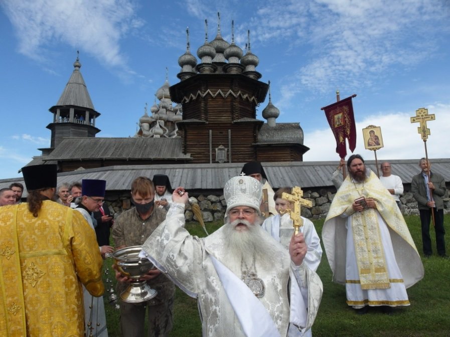 Освятили Преображенскую церковь на острове Кижи в Карелии