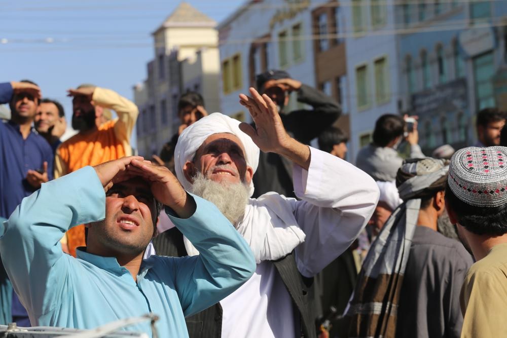 Талибы* публично повесили человека на кране в Герате