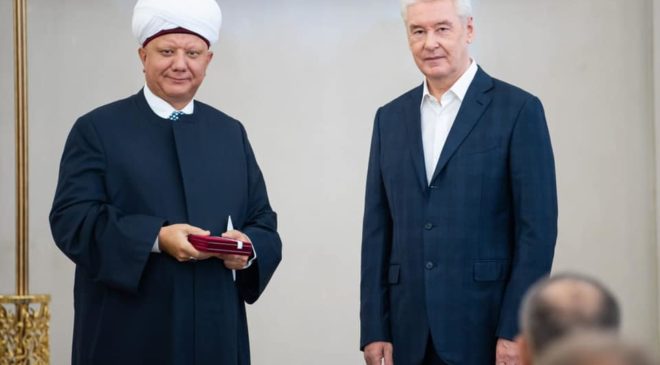 Мэр Москвы вручил муфтию Альбиру Крганову медаль ордена