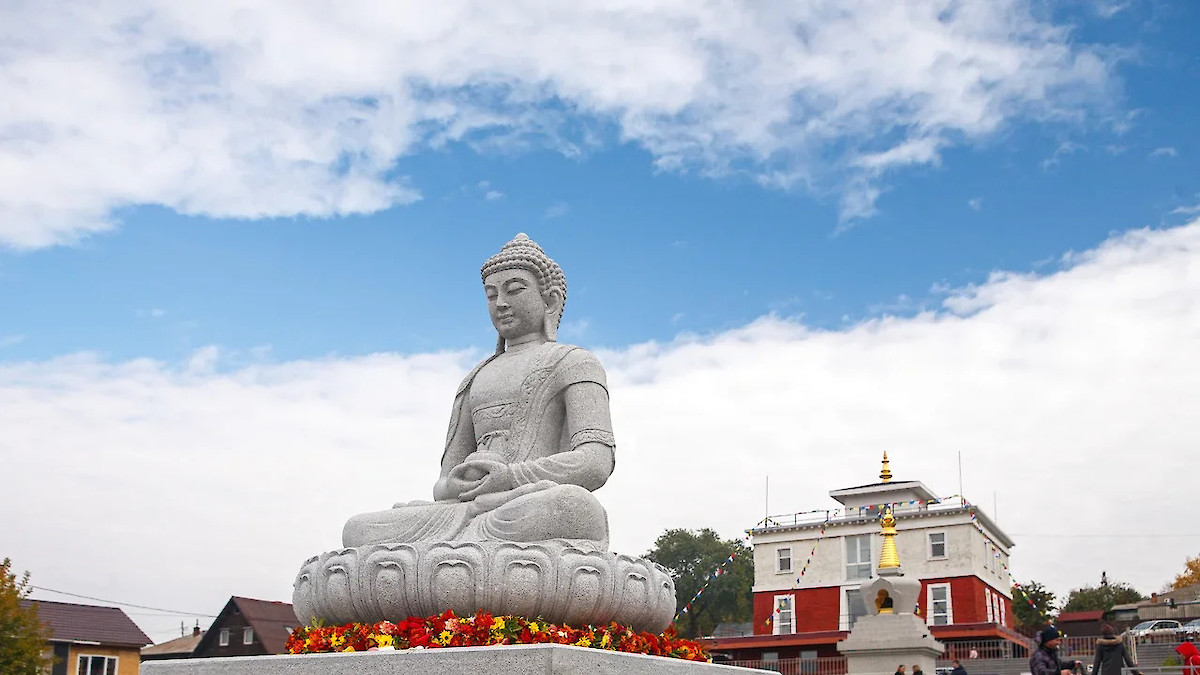 Ассоциация Карма Кагью возвела статую Будды в Красноярске