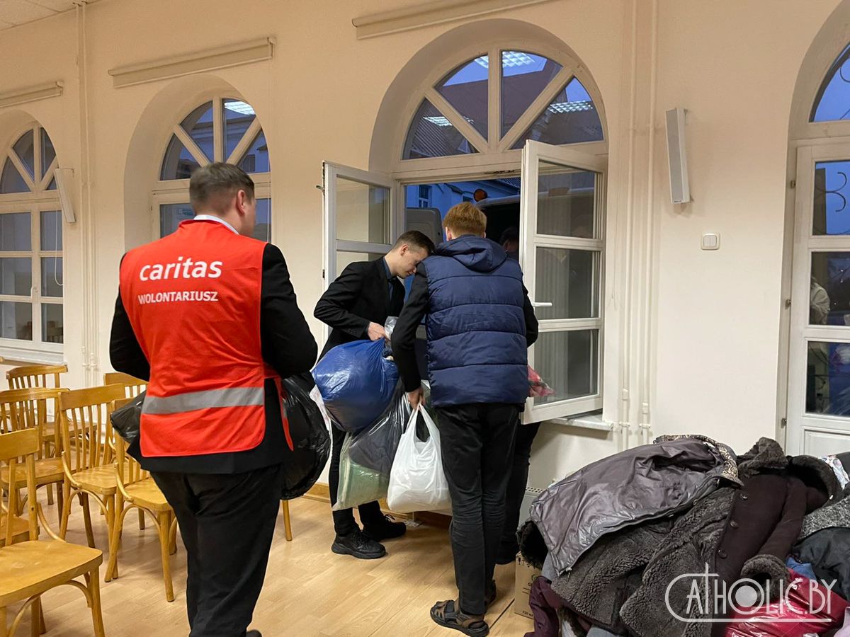 Католики и лютеране передали первую помощь мигрантам в Беларуси