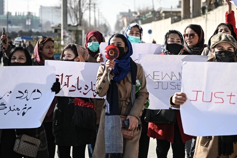Женщины - талибам*: «Прекратите убивать», те стреляют | Видео
