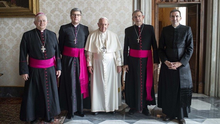 Папа Римский одобряет достойное поведение французских епископов