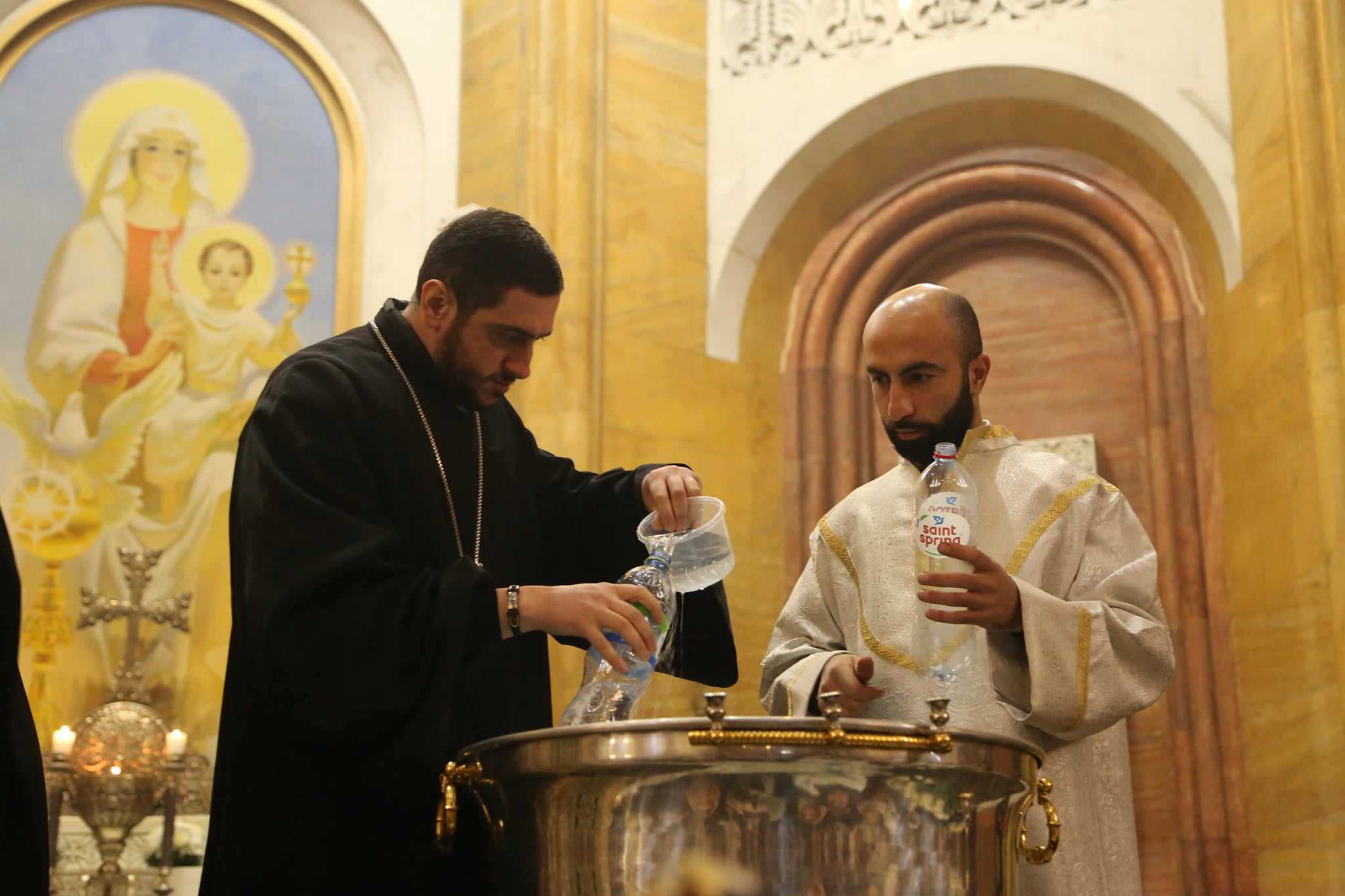 Евгений Петросян - крестный на освящении воды в армянском соборе