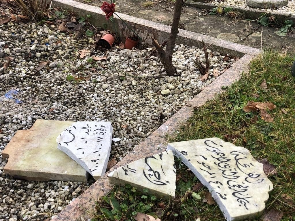 30 gravestones of a Muslim cemetery in Germany damaged