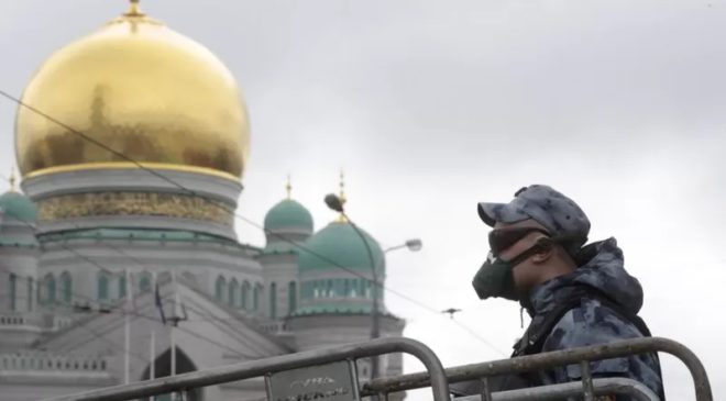 СКР возбудил уголовное дело после фотосессии у мечети в Москве