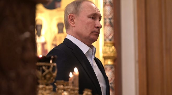 Путин не покачивался на рождественской службе 2022 - Песков