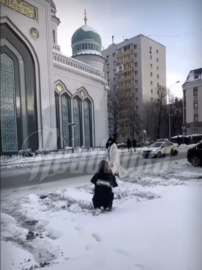 СКР возбудил уголовное дело после фотосессии у мечети в Москве