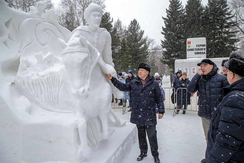 Сибирские скульпторы воссоздали историю России изо льда и снега