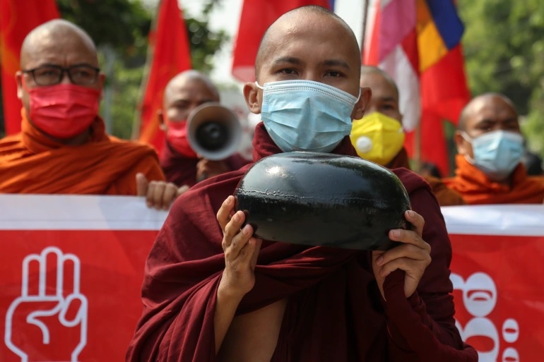 Военный лидер Мьянмы планирует стать защитником буддизима?