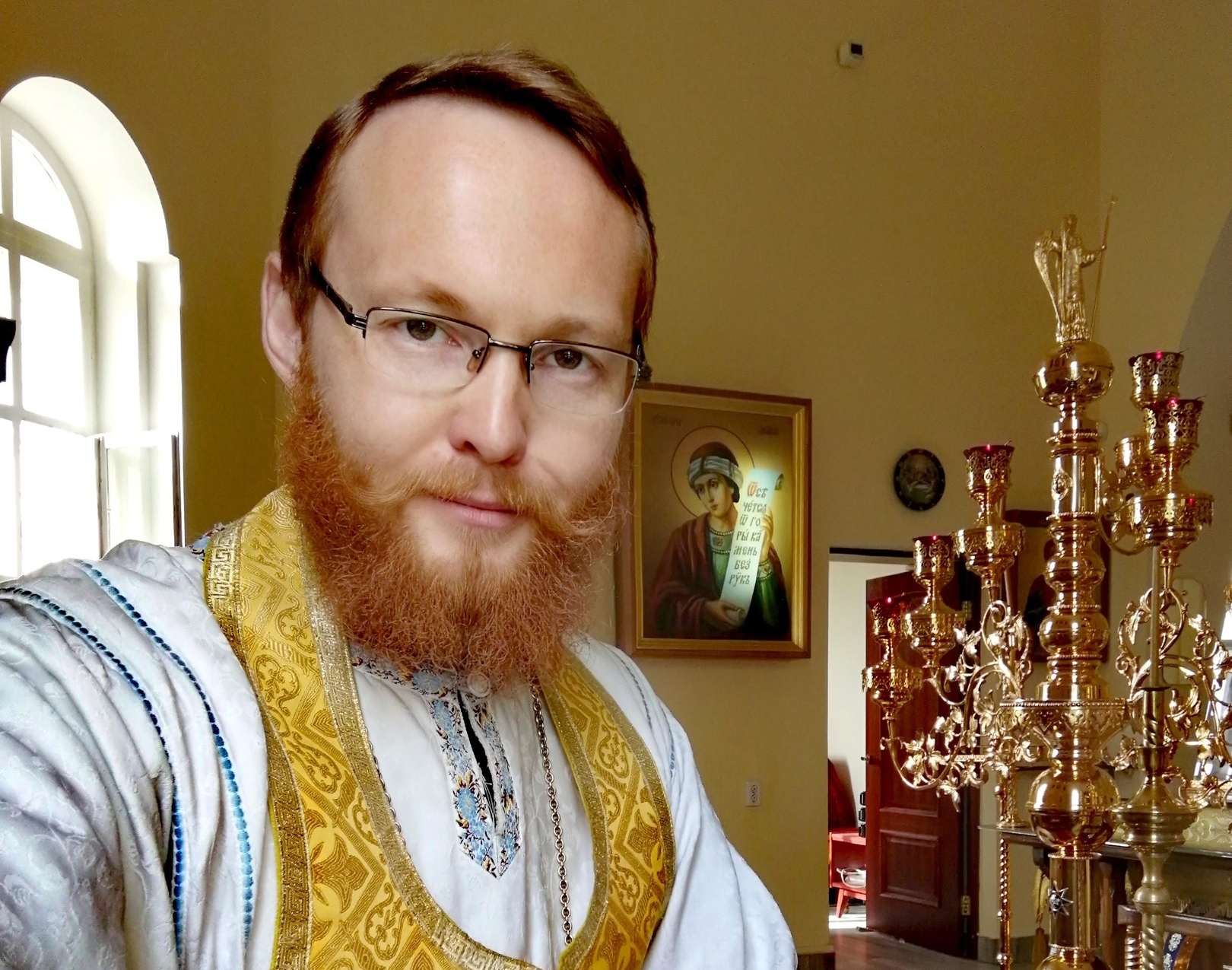 Священнику пришлось уехать из России после слов про Навального