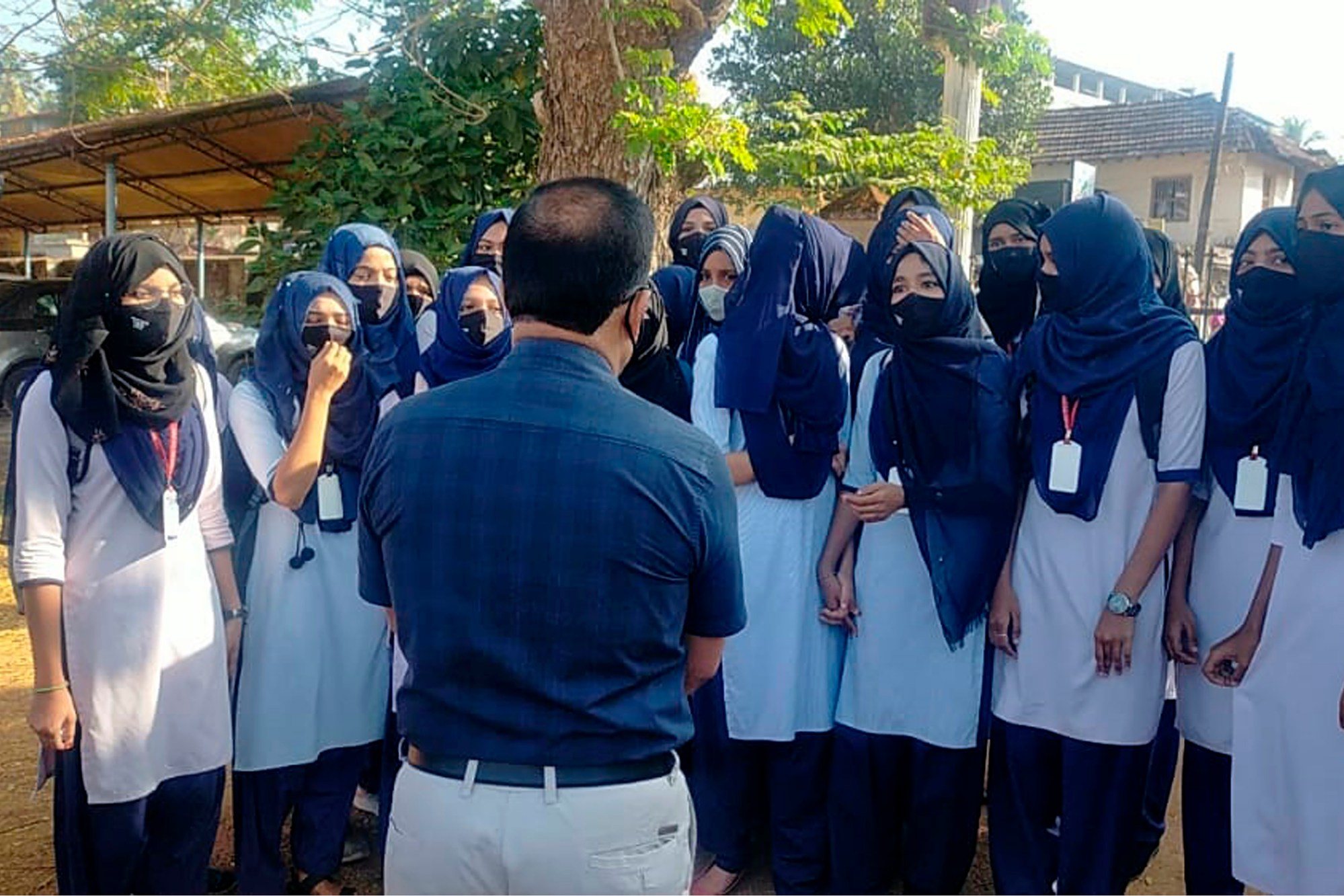 В Индии девушкам в хиджабе запретили посещать занятия