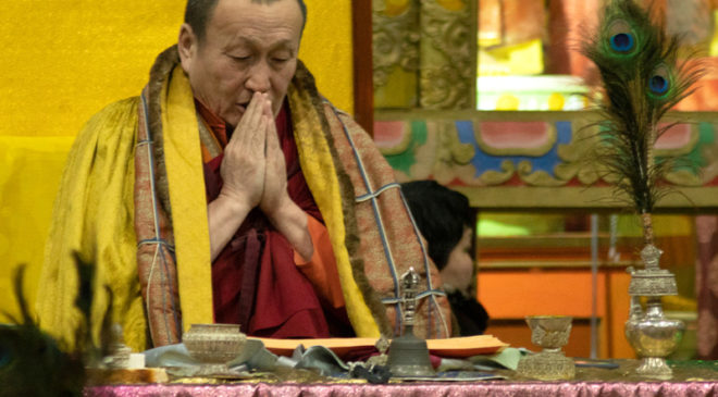 Хамбо лама молится за находящихся в непростых военных условиях