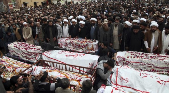 Террорист ИГИЛ* убил 63 человек в шиитской мечети Пакистана