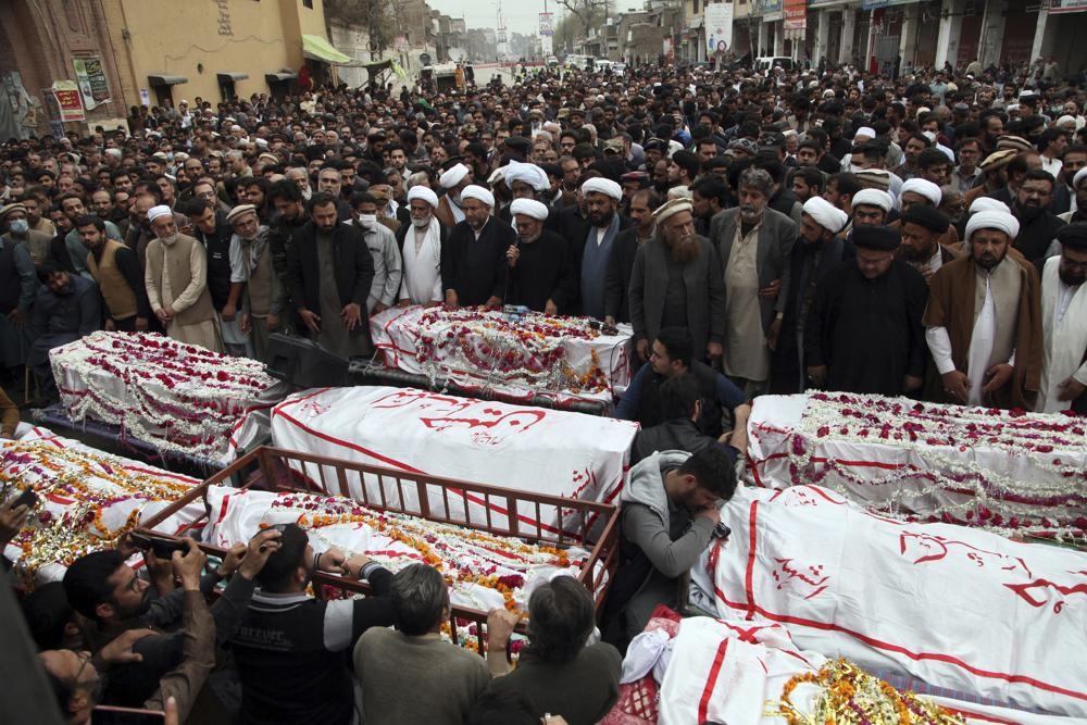 Террорист ИГИЛ* убил 63 человек в шиитской мечети Пакистана