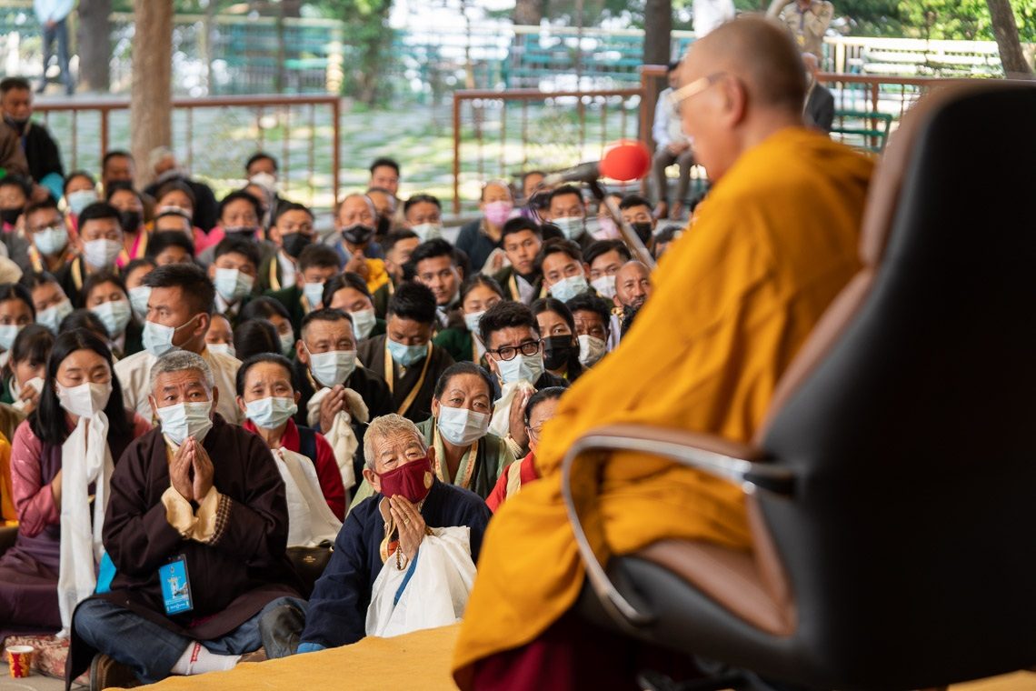 Участники 25-го тибетского оперного фестиваля «Шотон» слушают наставления Далай-ламы 