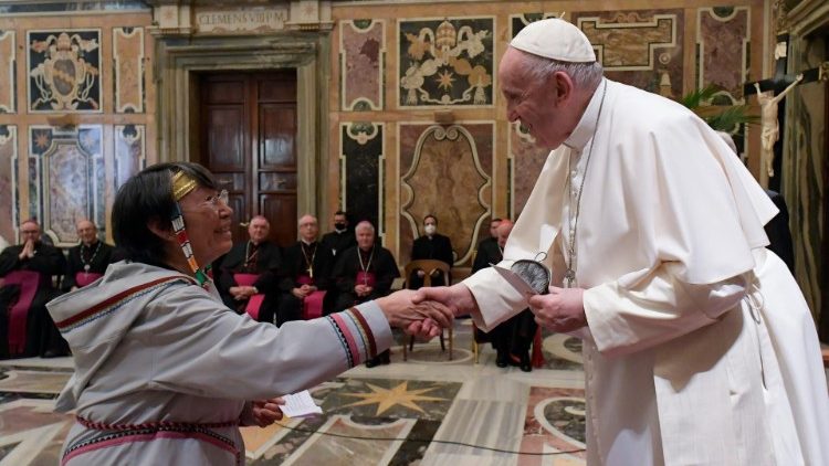Папа Франциск попросил прощения у коренных народов Канады