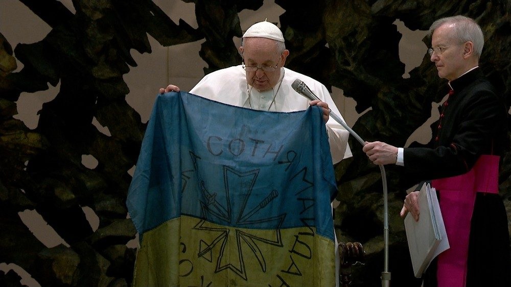 Папа Римский Франциск молится о жертвах резни в Буче