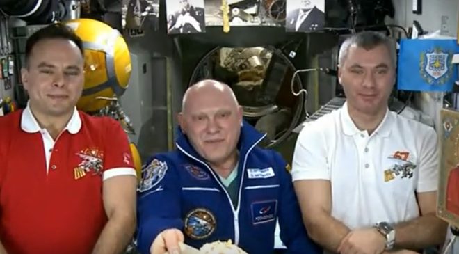 Кулич, парящий в невесомости, показали космонавты Патриарху