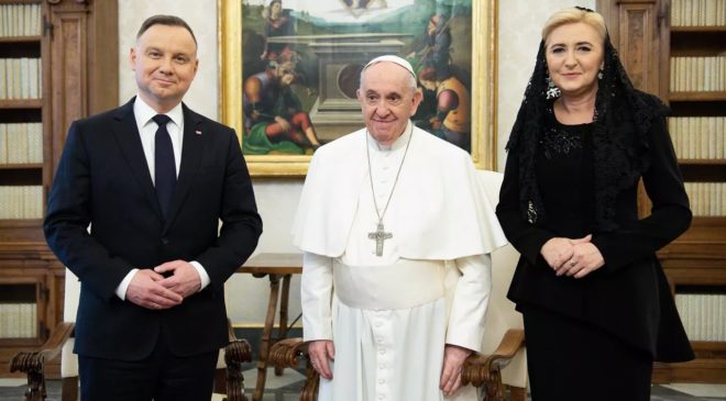 Папа Франциск обсудил с президентом Польши войну в Украине