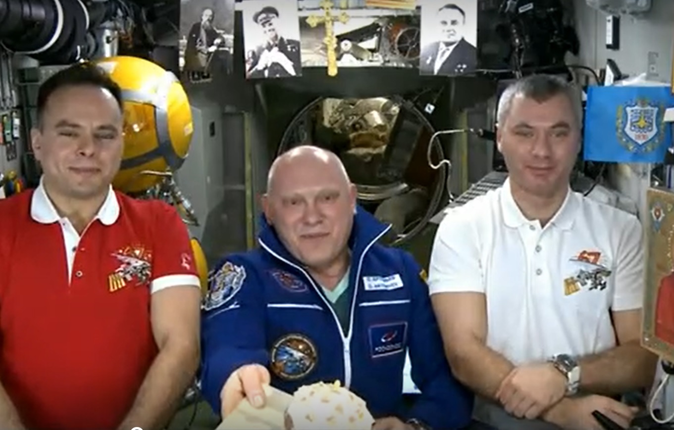 Кулич, парящий в невесомости, показали космонавты Патриарху