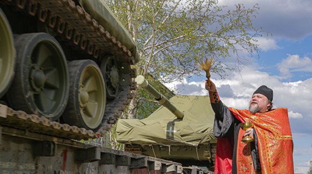 Эшелон танков Т-90М освятили на Уралвагонзаводе "против злых сил"