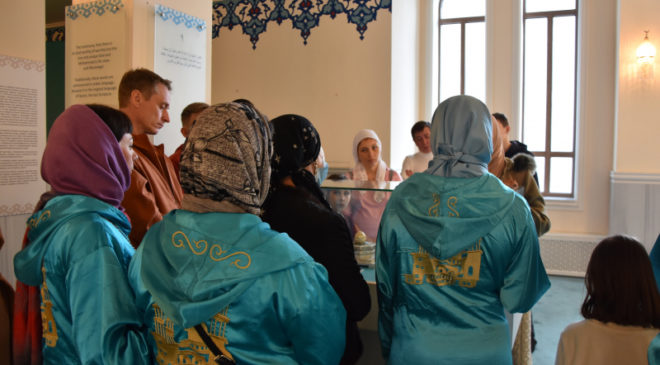 Семьи полицейских московского метро пришли в Соборную мечеть