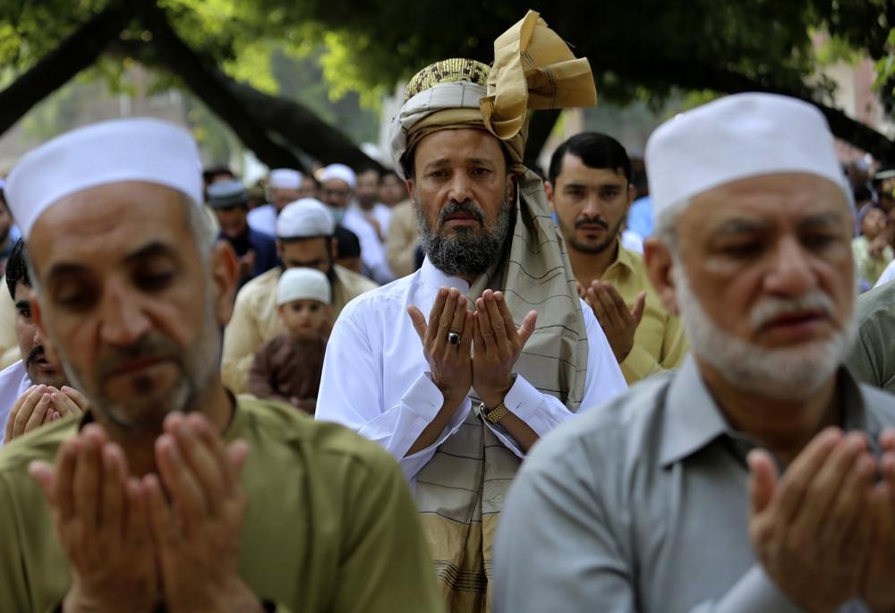 Мусульмане с радостью и тревогой отмечают праздник Ураза-байрам