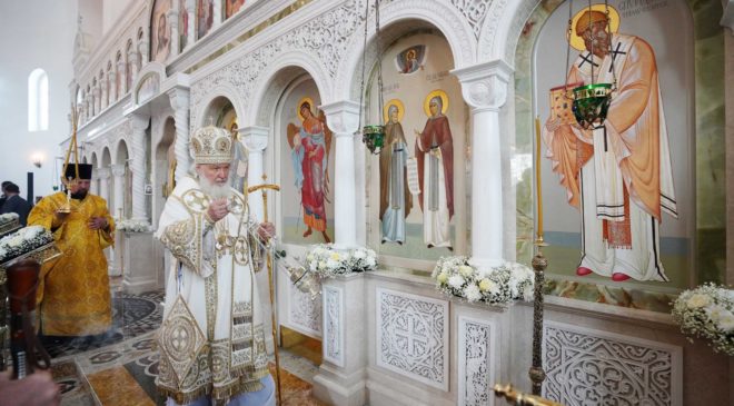 Патриарх Кирилл упал во время богослужения в Новороссийске