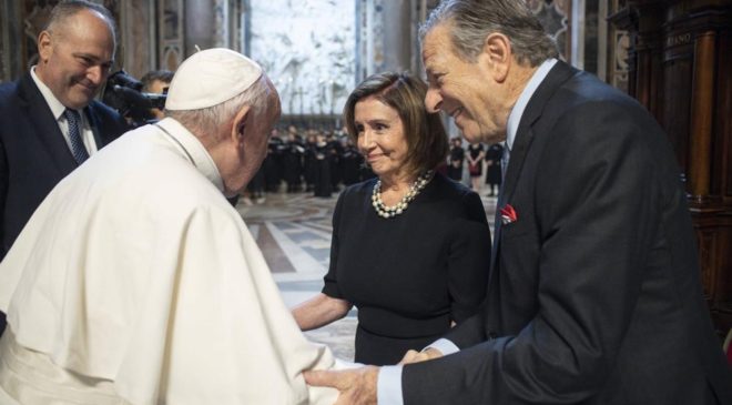 Спикер Пелоси причастилась в Ватикане на фоне дебатов об абортах