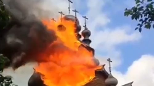 На Донбассе из-за обстрела горит скит Святогорской Лавры | Видео