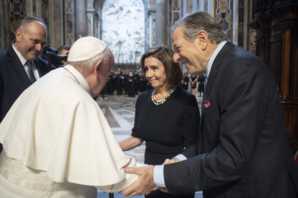 Спикер Пелоси причастилась в Ватикане на фоне дебатов об абортах