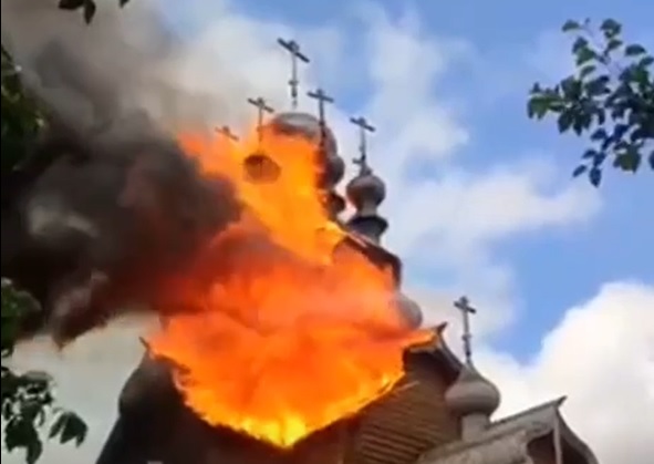 На Донбассе из-за обстрела горит скит Святогорской Лавры | Видео